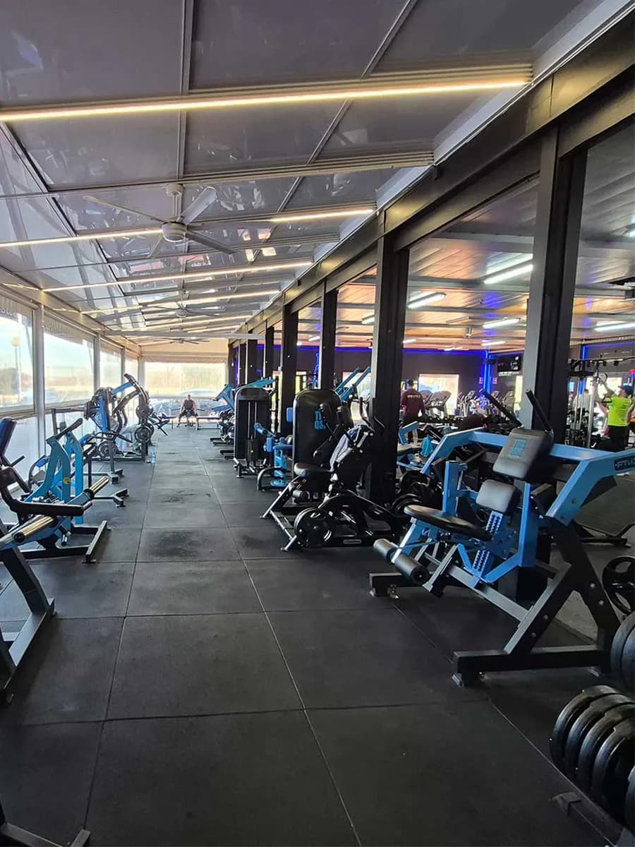 Gimnasio espacioso en Alzira — Tenisquash Gimnasio espacioso en Alzira — Tenisquash