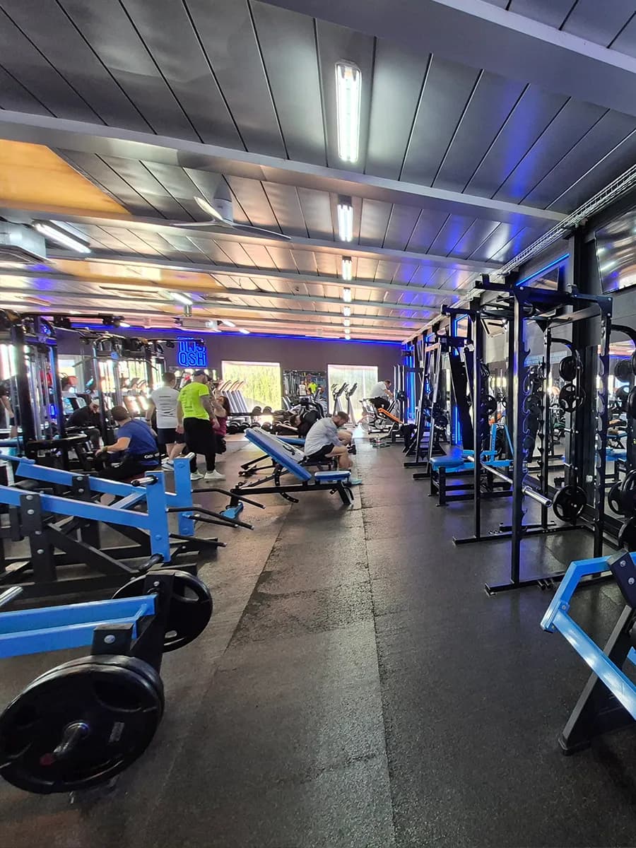 Gimnasio Alzira — sala amplia y luminosa en Tenisquash Gimnasio Alzira — sala amplia y luminosa en Tenisquash
